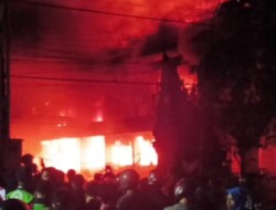 Kericuhan Memanas di Kota Kediri: Massa Serang Mapolres dan DPRD