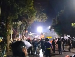 Kota Blitar Mencekam: Lautan Api, Bom Molotov, dan Serbuan Massa Anarkis